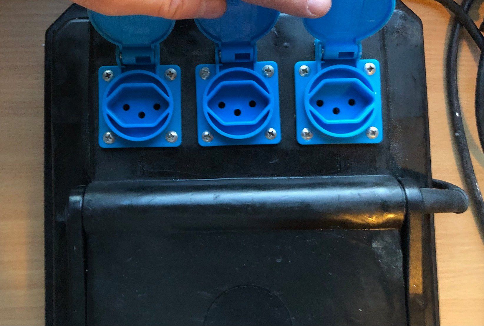 Electrotechnique: Baustellen-Scheinwerfer mit Stromverteilung – D'occasion à Buchs SG par Handyman77 3