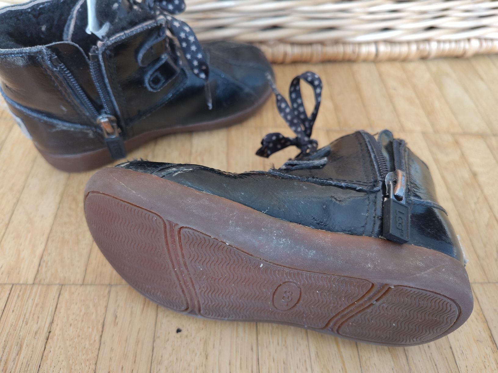 Ugg Scarpe per ragazzi: Ugg Boots, Grösse 25, Schwarz Lack – Usato da Zürich venduto da Spif 1