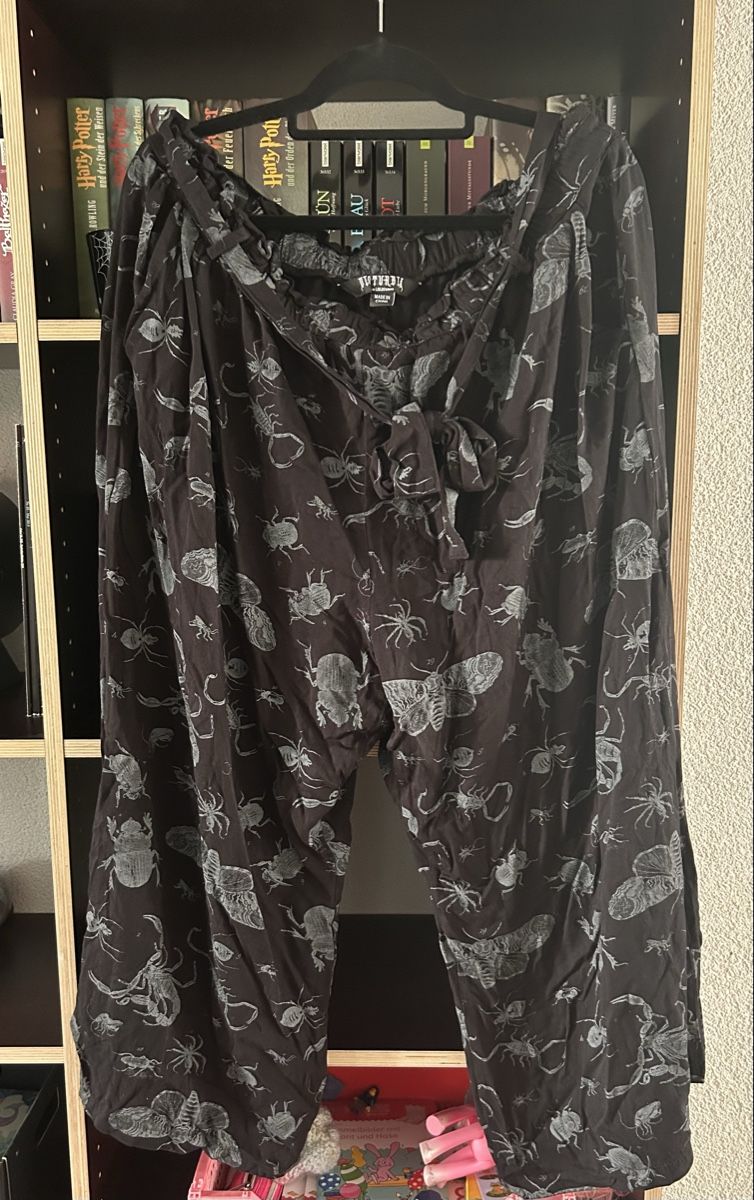 Pantaloni: Disturbia Parasite Bugs Wide Leg Paperback – Usato da Auslikon venduto da Trollkjerring