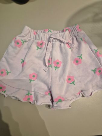 Süsse Mädchen Shorts lila Blumen Grösse 104 von Zara