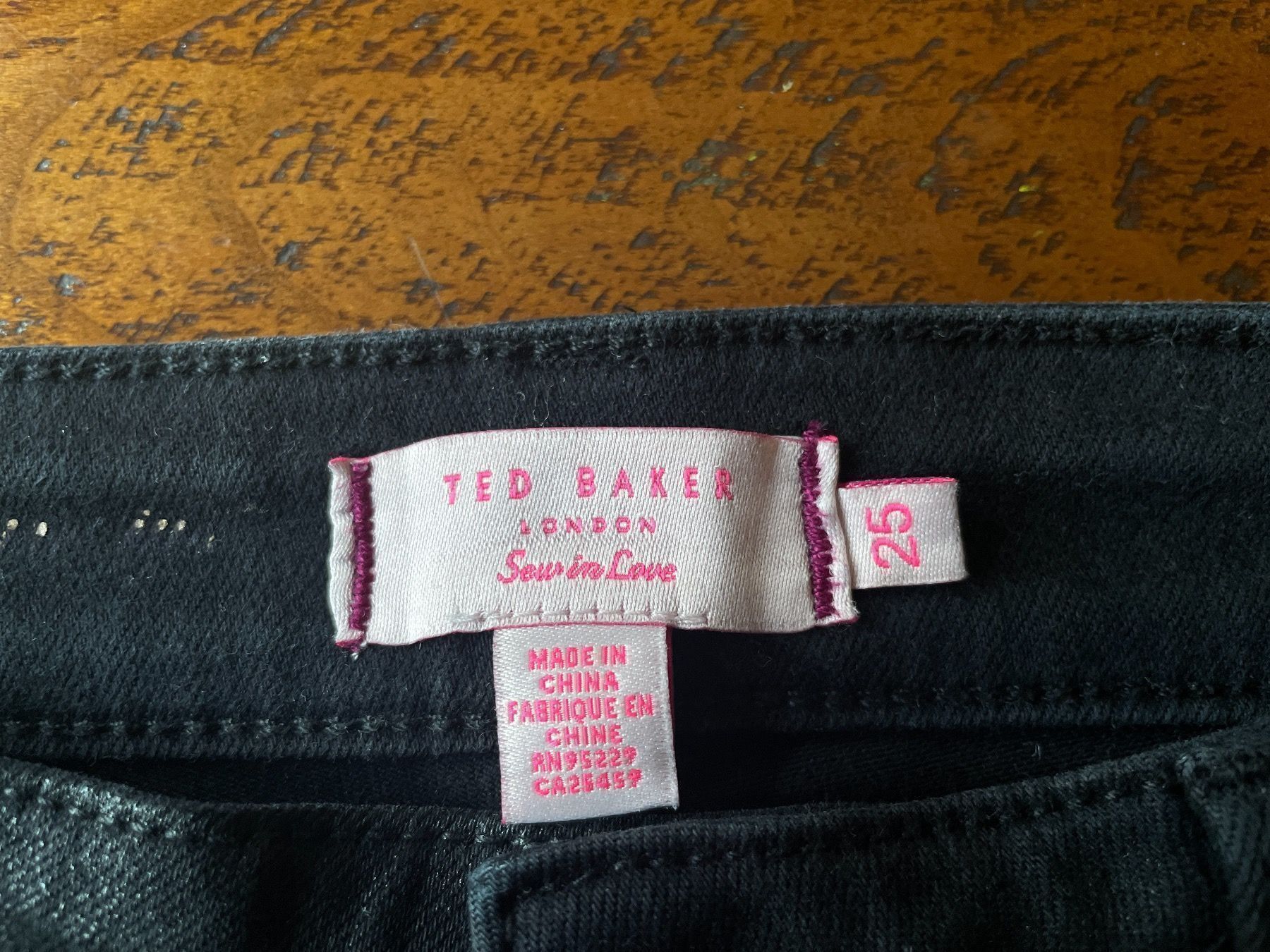 Jeans: Schwarze Jeans mit Glanz von Ted Baker – Usato da Zürich venduto da pgr_9pzn 2