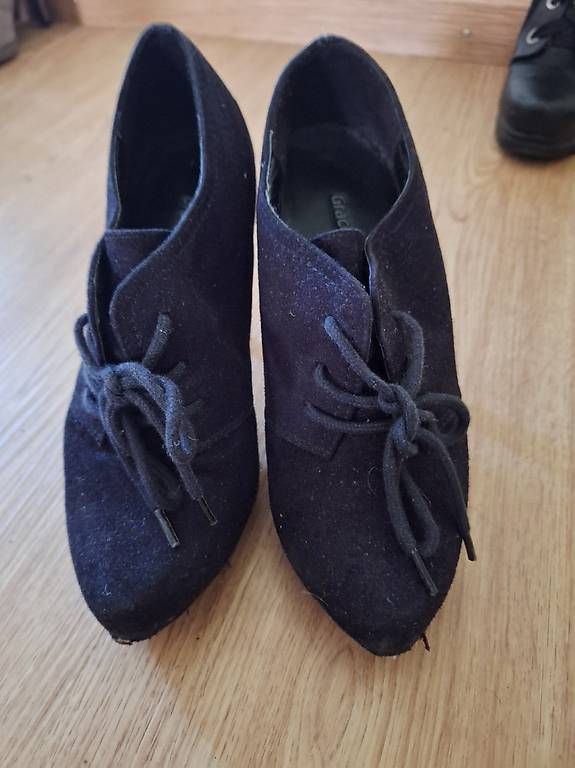Scarpe da donna: Schwarzer schuh mit absatz 36 – Usato da Arlesheim venduto da gligli01 2