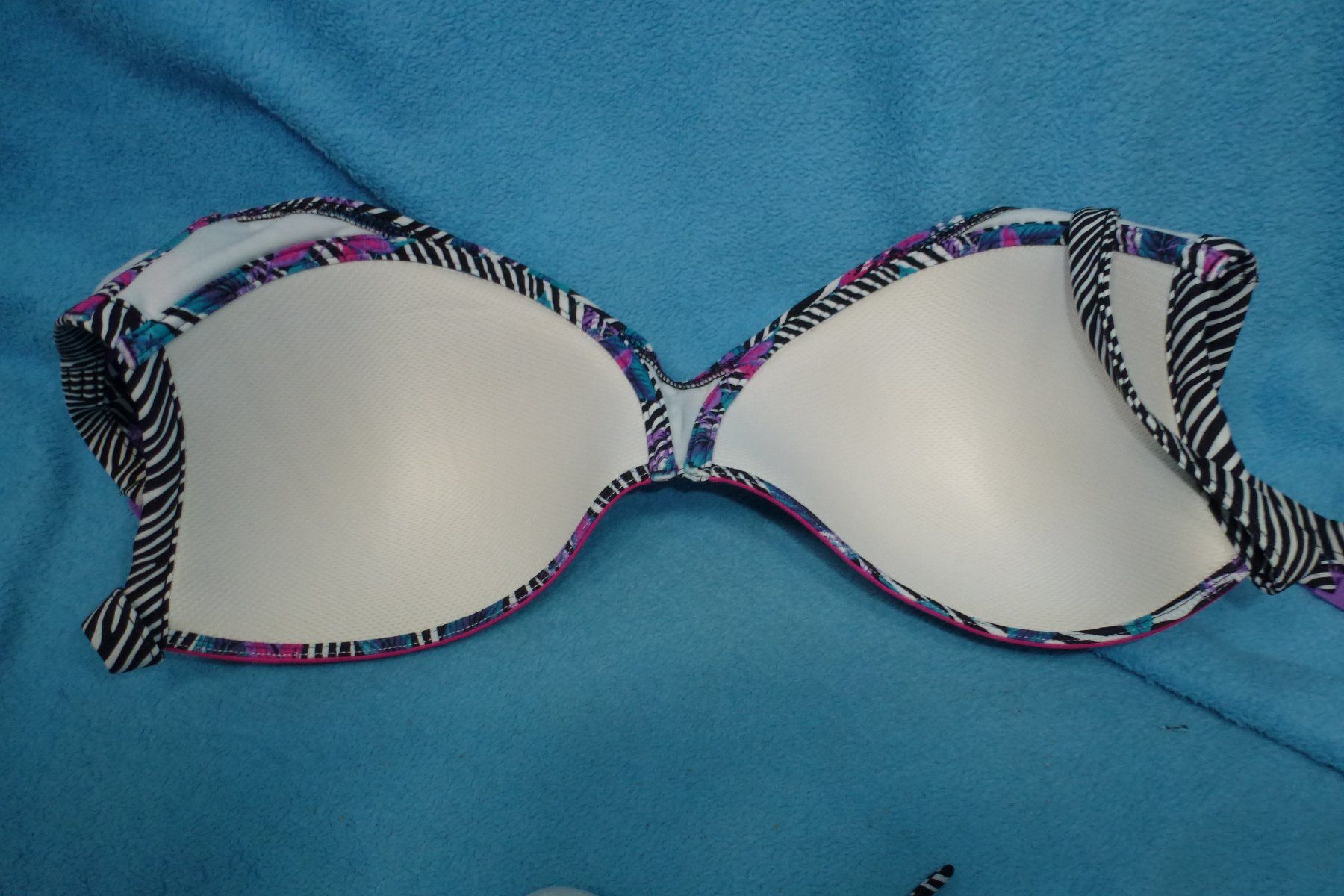 Costumi da bagno & Bikini: TRIUMPF BIKINI GEPOLSTERTES OBERTEIL  NEU CUP 95D/E GR 44 – Nuovo (secondo la descrizione) da Kreuzlingen venduto da ang_7k8d 4