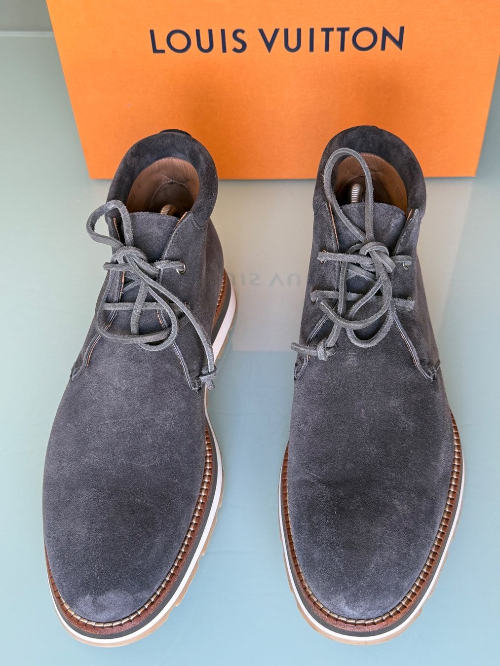 Louis Vuitton Herrenschuhe: LOUIS VUITTON Chukka Wingtip GrauWildleder Stiefel Boot 43.5 – Gebraucht aus Kreuzlingen von kruezbiz 1