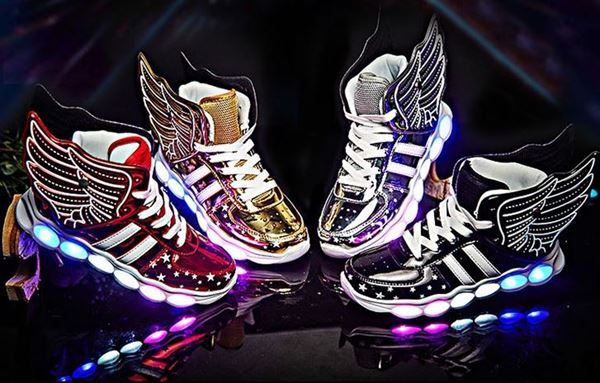 Sneakers mit LED und Flügel