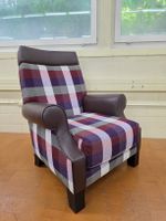 Designer Sessel mit Karomuster und braunen Lederakzenten