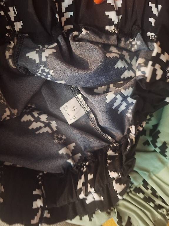 Pantalons: Kurze polysterhose – D'occasion à Arlesheim par gligli01 1