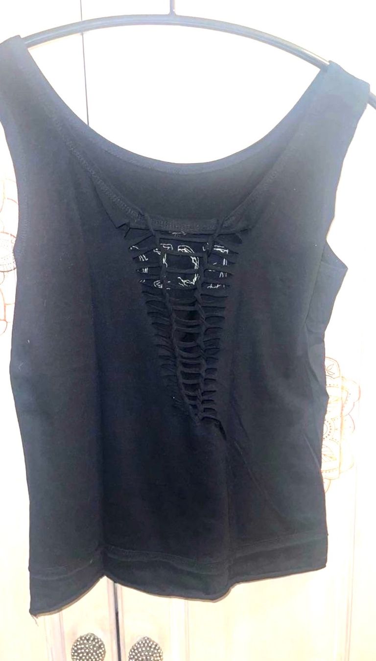 Top: 2 Schwarze Tops   für chf 16.- – Usato da Bützberg venduto da dan_jhn9 2