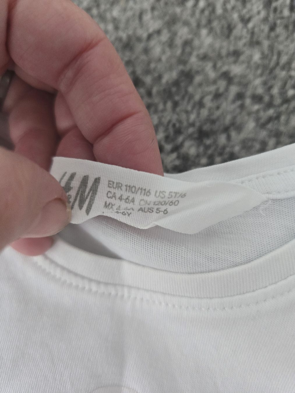 H&M Camicette, T-shirt & Top: 2 T-Shirts, "Die Eiskönigin", Gr. 104-110 – Usato da Unterentfelden venduto da Panda-87 3