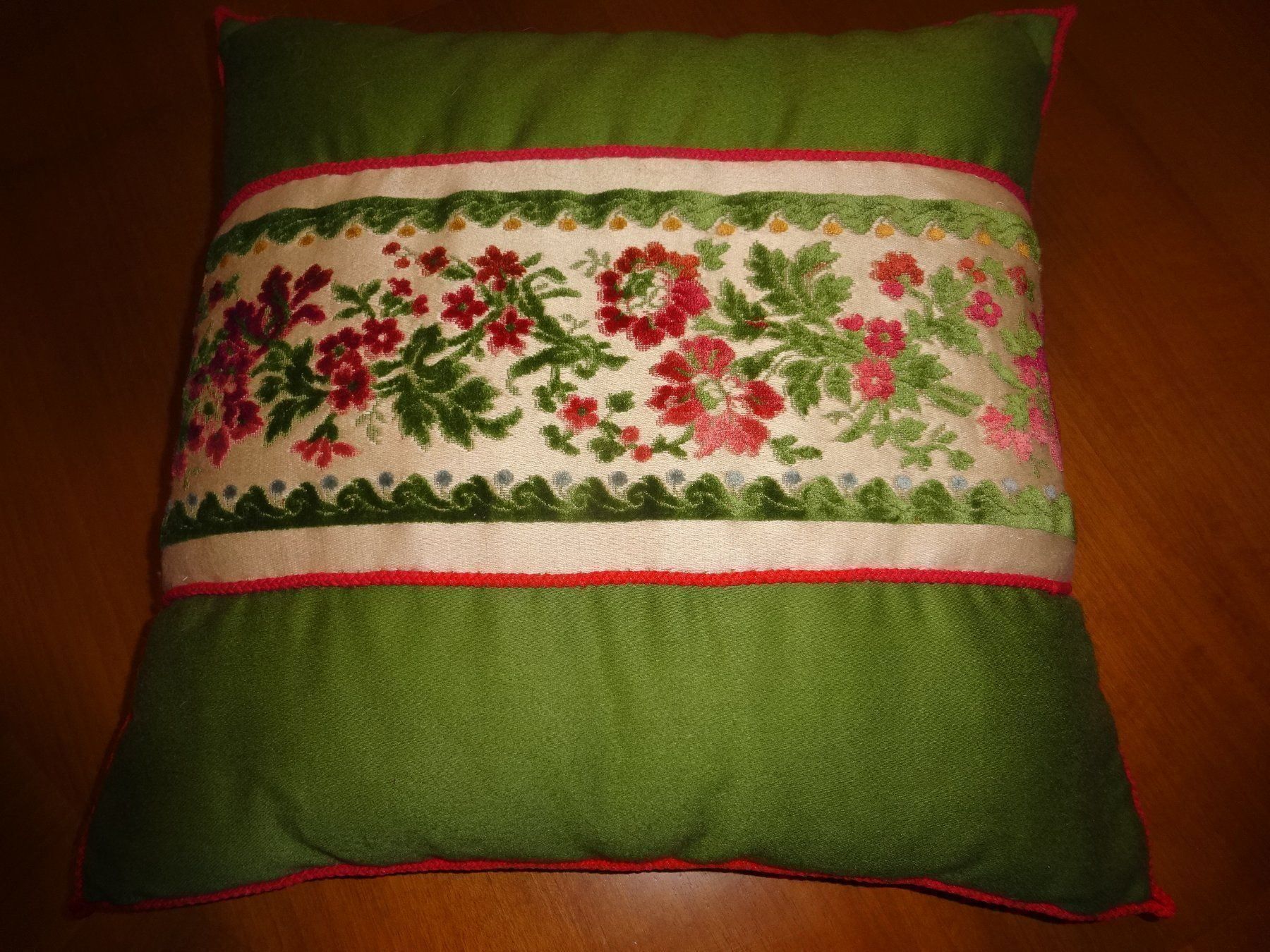 Cuscini: Coussin décoratif en satin – Nuovo e nell'imballaggio originale da Biel/Bienne venduto da milamila02