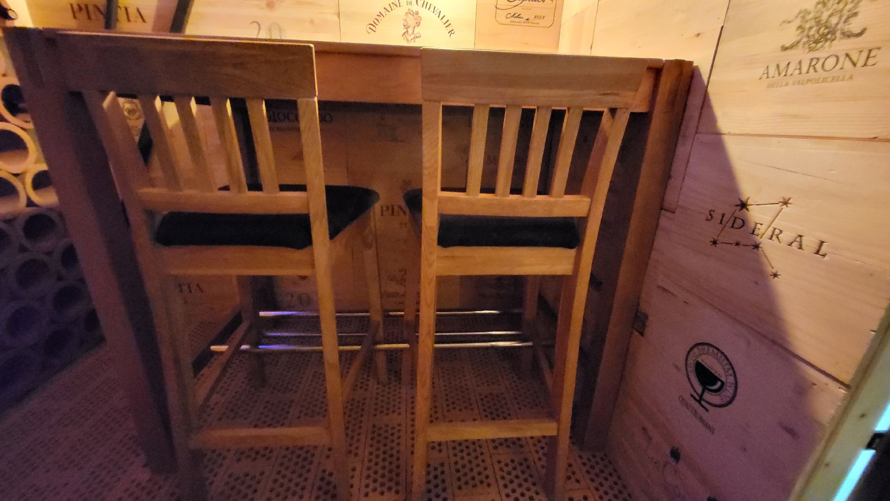 Tavoli: Holztisch (Bartisch) mit 4 Stühlen – Usato da Obergösgen venduto da Tatzelwurm 1