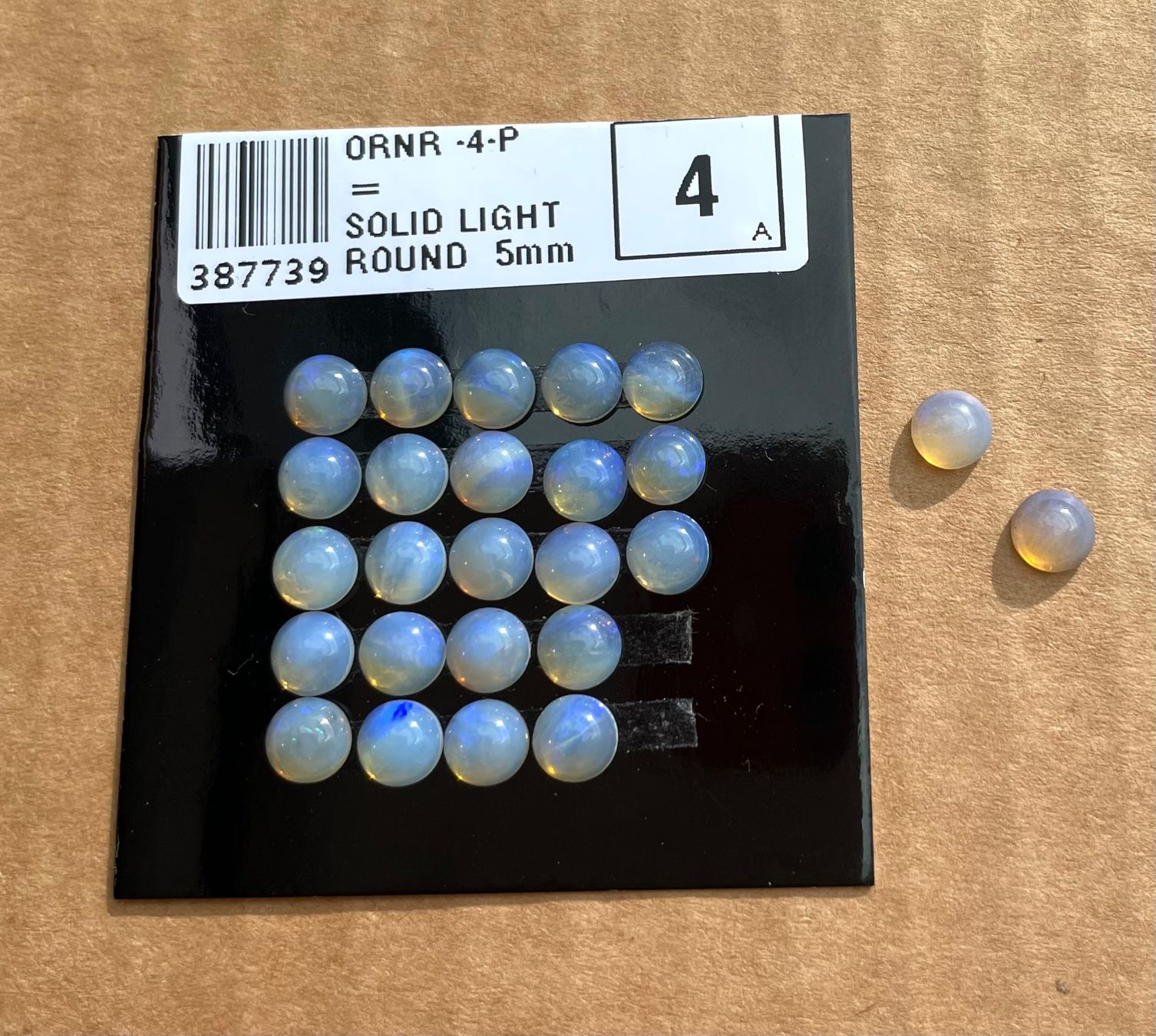 Fossili: 25  Stk  Cabochons Opal   rund 5mm   echt winzig neu   SET – Nuovo e nell'imballaggio originale da Leuggern venduto da gemshow 1