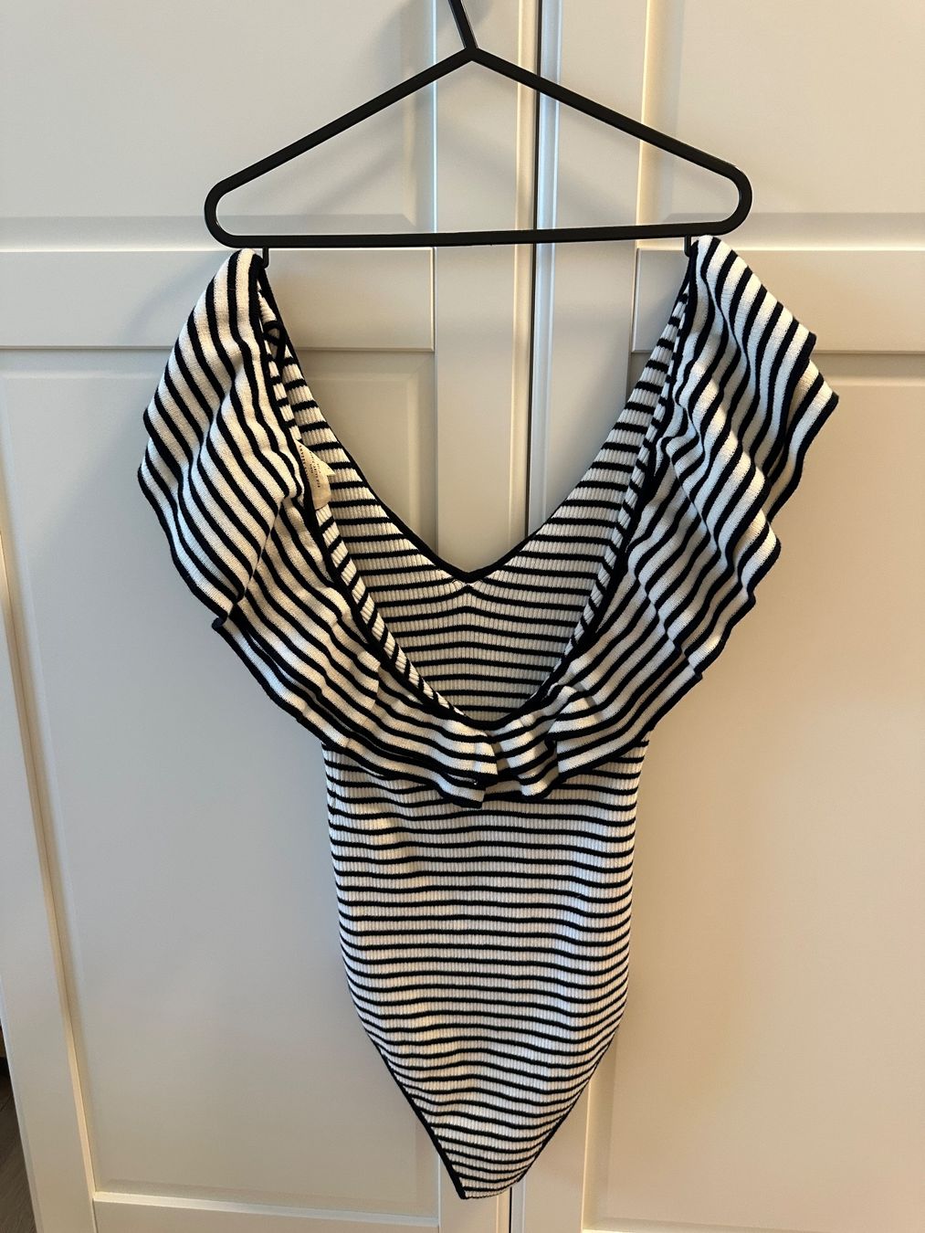 Sezane Top: Sezane Bodysuit – Nuovo (secondo la descrizione) da Fällanden venduto da jen_5rbs 1