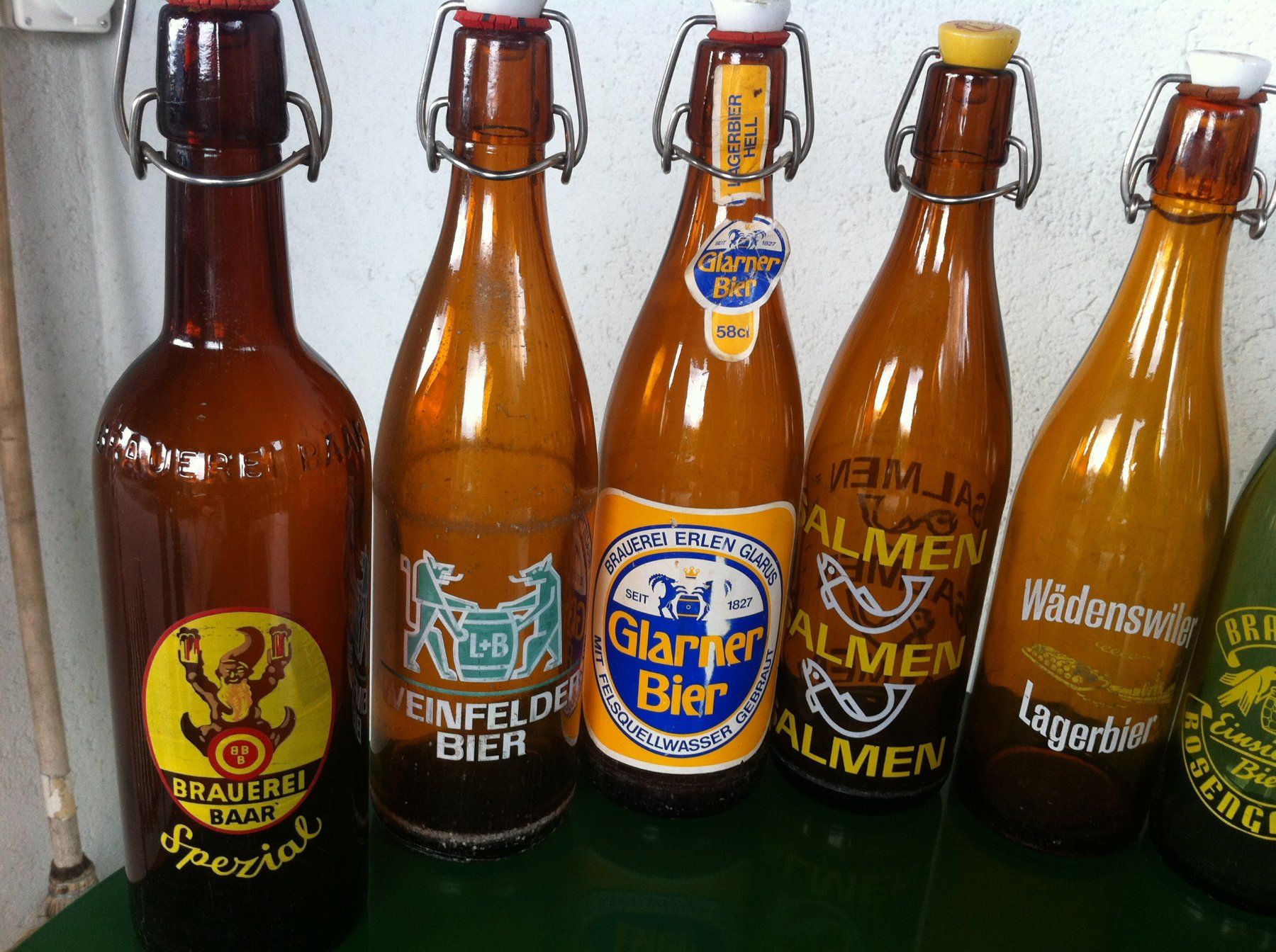 Bicchieri, Caraffe & Bottiglie: 10 verschiedene alte Bierflaschen mit Bügel – Usato da Brunnen venduto da Artemis53 1