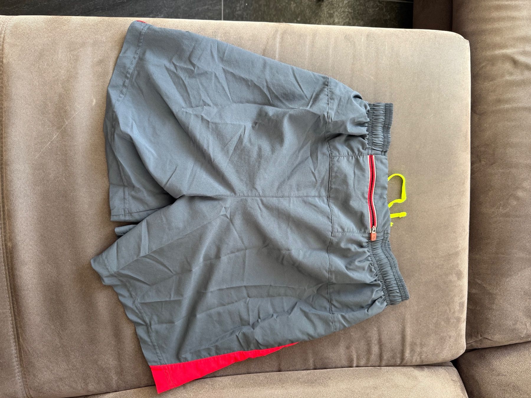 Under Armour Pantaloni: Under Armour athletic shorts GREY AND RED SIZE S – Usato da Stadel venduto da silentjelly 1