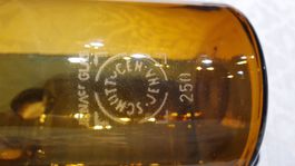LOT AMBRE: Bouteille vintage et cendrier en verre ambré.