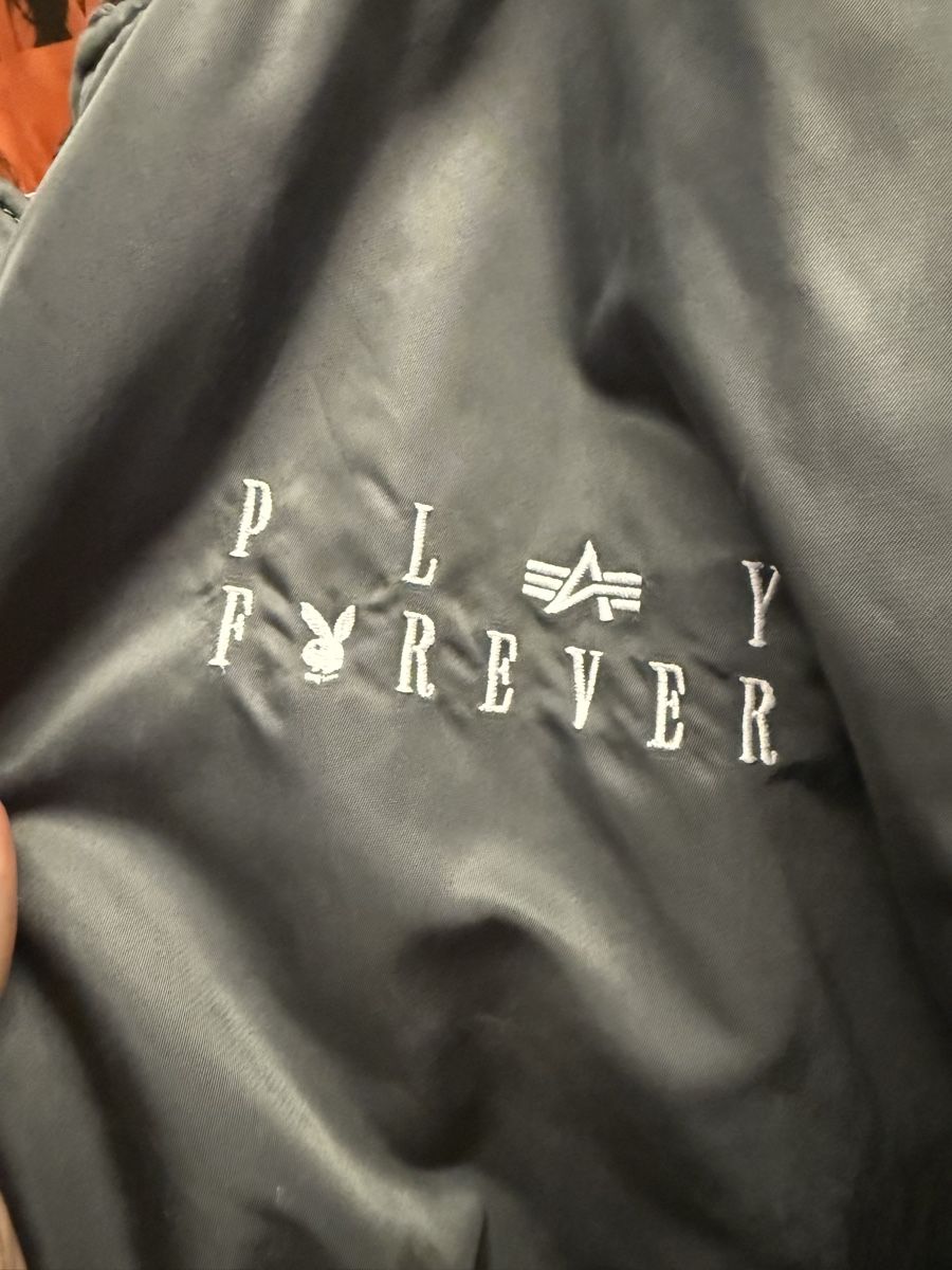 Alpha Industries Jacken: PLAYBOY X ALPHA INDUSTRIES REVERSIBLE MA-1 FLIGHT JACKET – Gebraucht aus Domat/Ems von kik_8btw 4