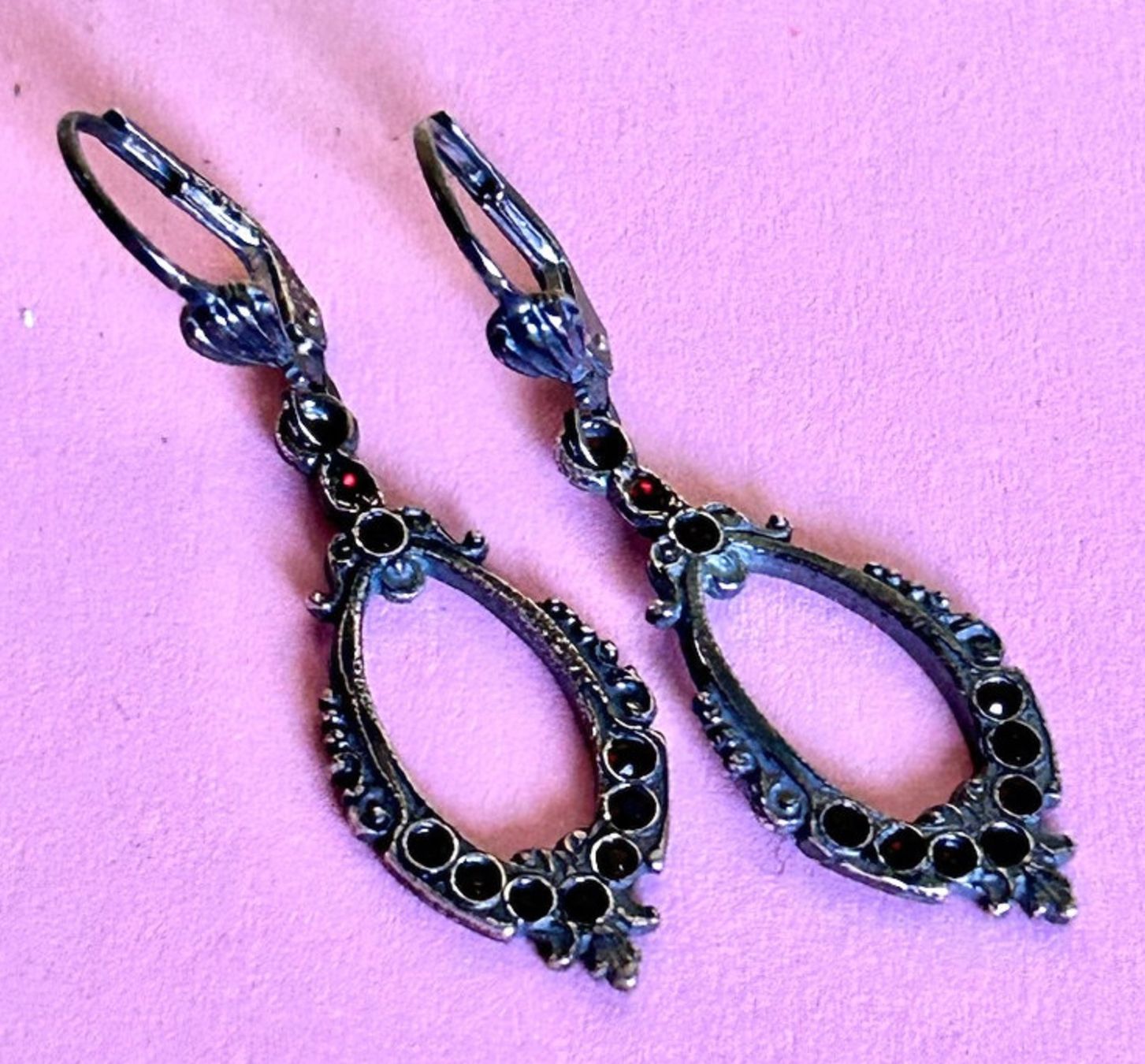 Boucles d'oreille: Silberohrringe mit dunkelroten Steinli – D'occasion à Dittingen par Bellevista