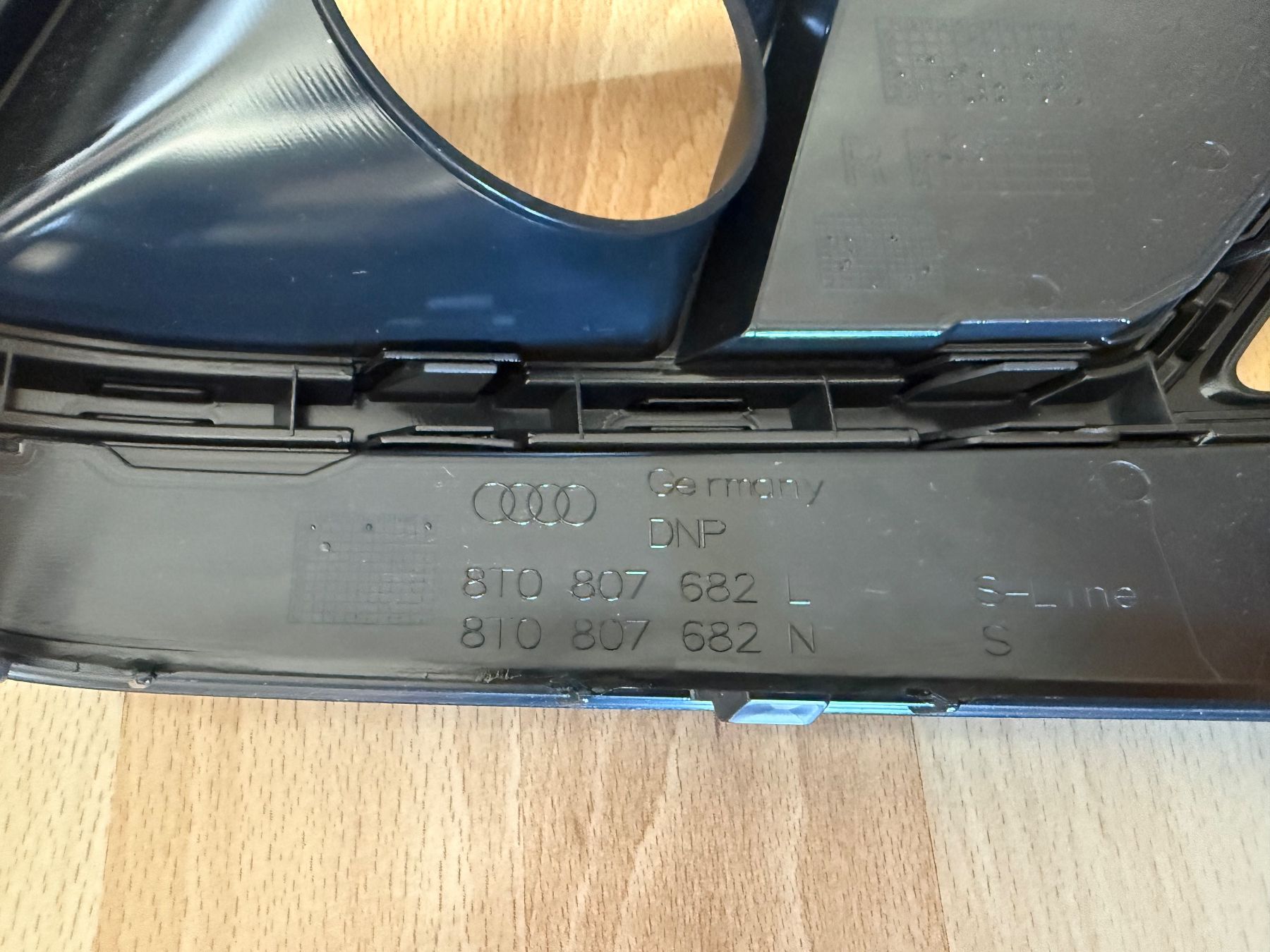 Audi Tutti pezzi di ricambio auto: Audi Fog Light Grille Nebelscheinwerferabdeckung – Nuovo e nell'imballaggio originale da Zürich venduto da geo_wrn7 1