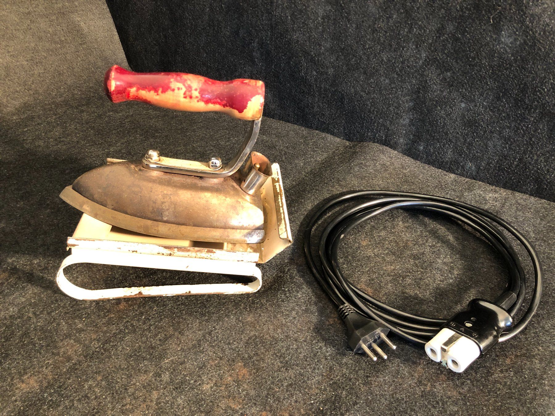 Bügeleisen: Ancien fer à repasser. Cometa. – Gebraucht aus Saignelégier von Dubois_Vintage