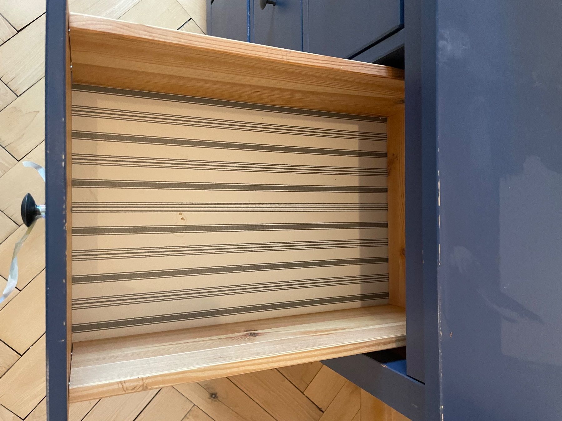 Ikea Cassettiere: IKEA Hemnes Kommode, 8 Schubladen, dunkelblau – Usato da Zürich venduto da zelophan123 4