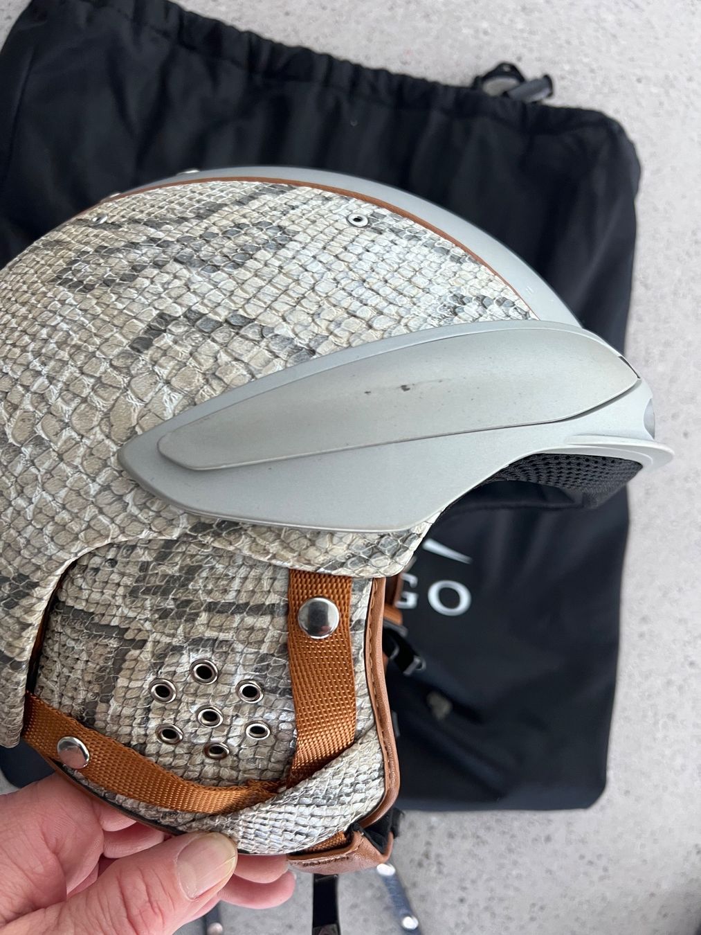 Caschi: Skihelm Indigo S/M mit Phytonleder – Usato da Richterswil venduto da Solemare47Nicole 1