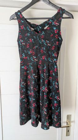 Kleid kurz geblümt Gr. M