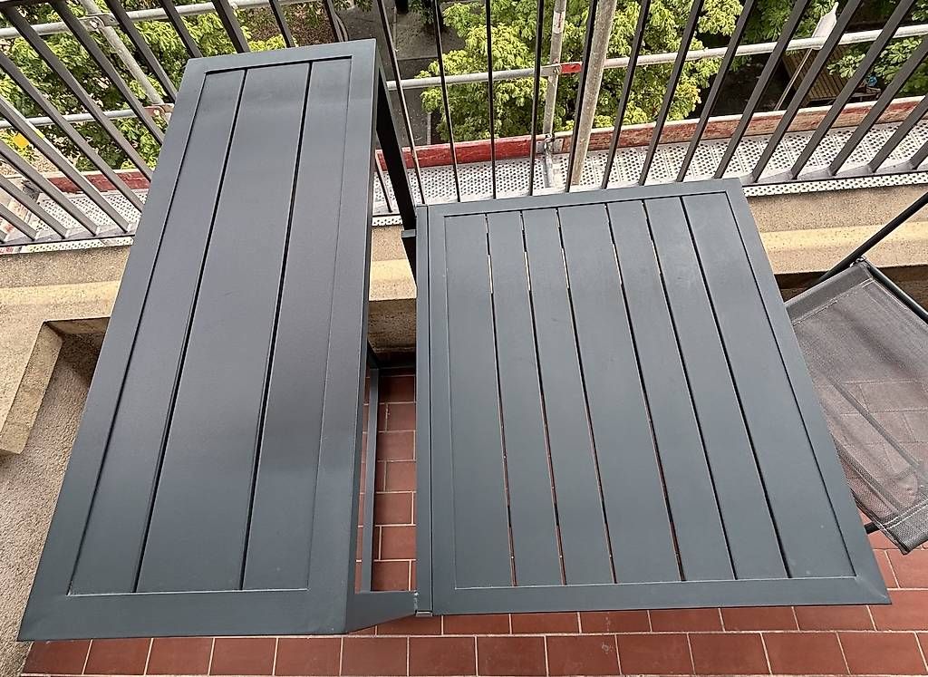 Set di tavolo e panche: Table de balcon avec chaise – Nuovo e nell'imballaggio originale da Vevey venduto da cat_tw2s 4