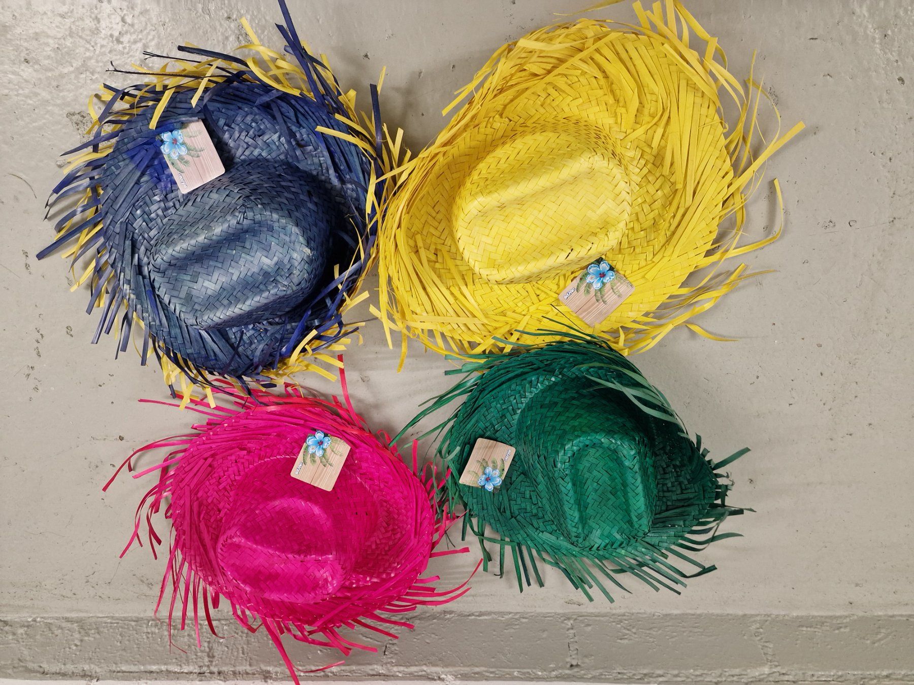 Costumi: 4 Strohhüte bunt Neu – Nuovo e nell'imballaggio originale da Oberuzwil venduto da aseinkaufswelt