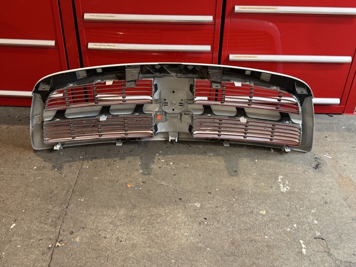 Dodge Tutti pezzi di ricambio auto: Kühlergrill Dodge RAM Gen 4 – Usato da Uetikon am See venduto da Bronco87 1