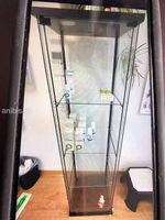 schöne Glasvitrine mit 3 Glastablaren und Glastüre