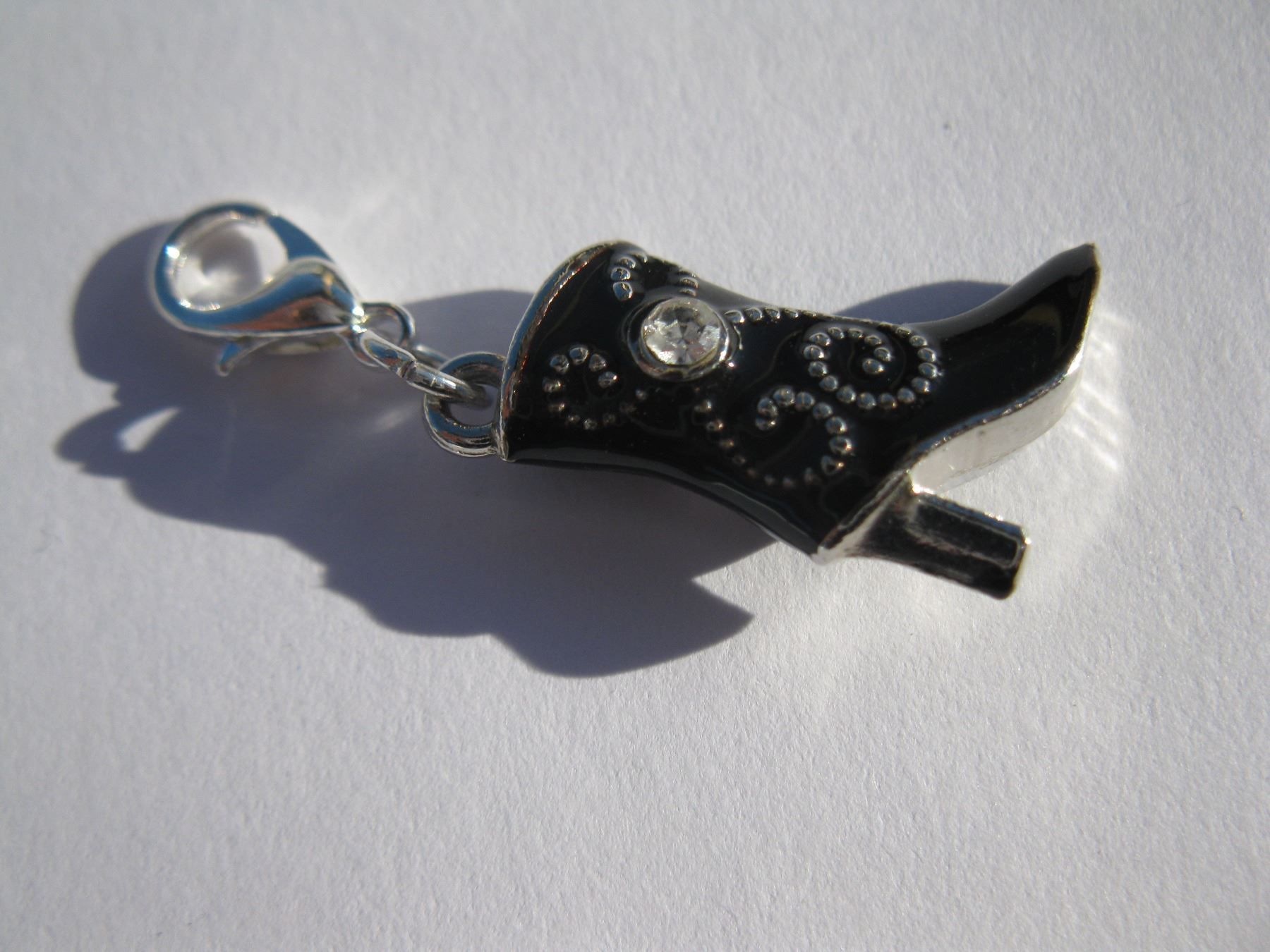 Ciondoli: 3D Charm Anhänger Stifelette, Stiefel silber/schwarz – Nuovo e nell'imballaggio originale da St. Margarethen TG venduto da LuanaKa 3