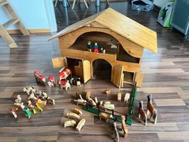 Holz-Bauernhof mit vielen Tieren und Zubehör