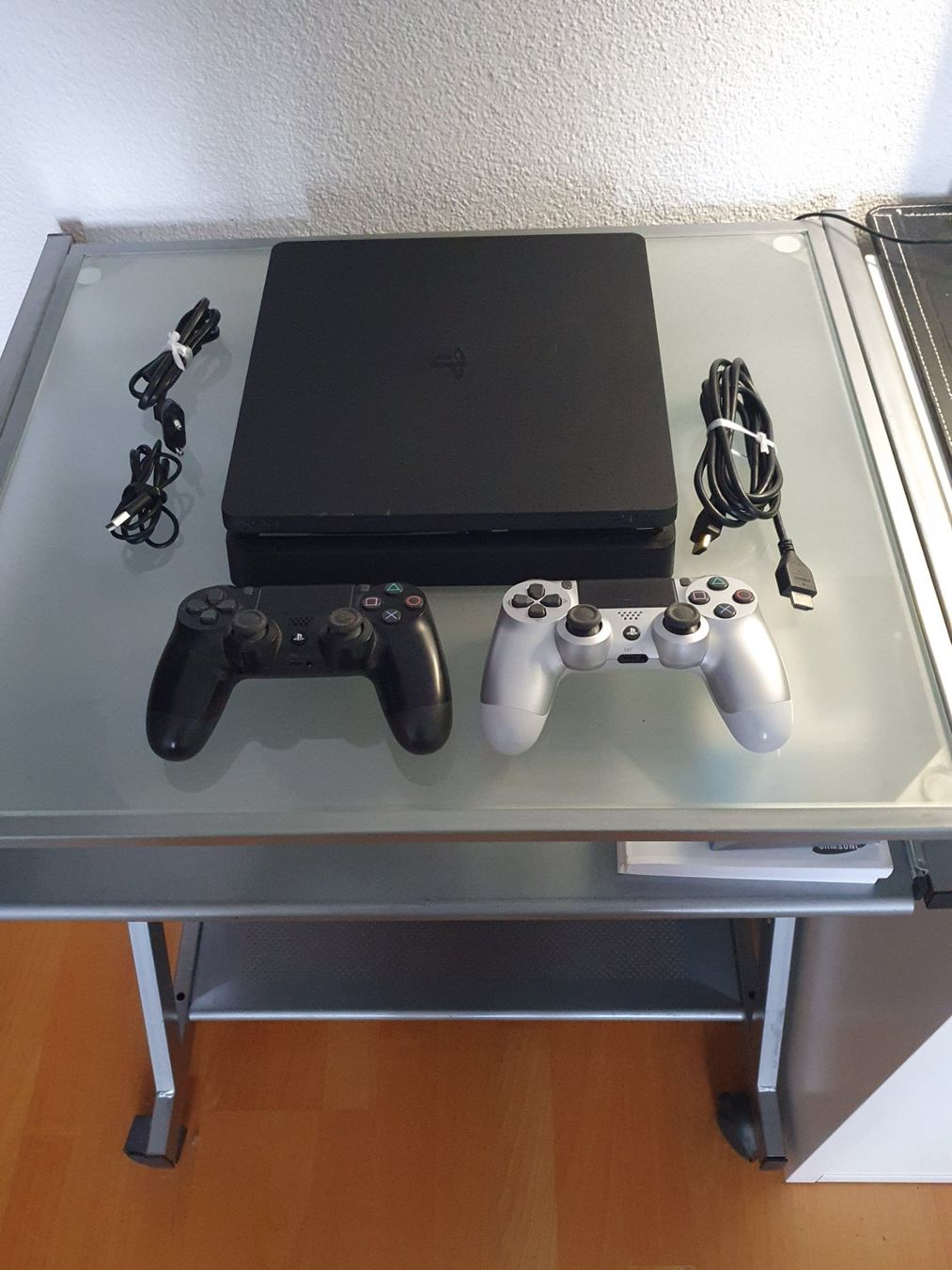 Sony Console: Playstation 4 Slim 1TB + 2 Controller + 8 Games Top! – Nuovo (secondo la descrizione) da Lupfig venduto da Bluediamond63