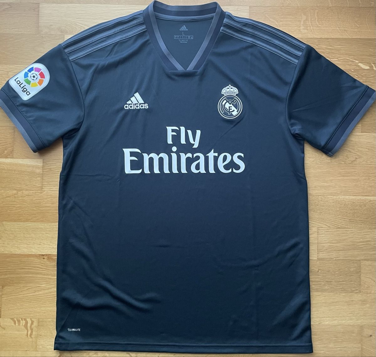 Real Madrid Canottiere & Pantaloni: Real Madrid 2018/2019 original – Nuovo (secondo la descrizione) da Windisch venduto da RealJerseys