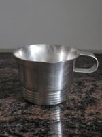 Französische versilberte Art-Déco-Tasse mit Henkel