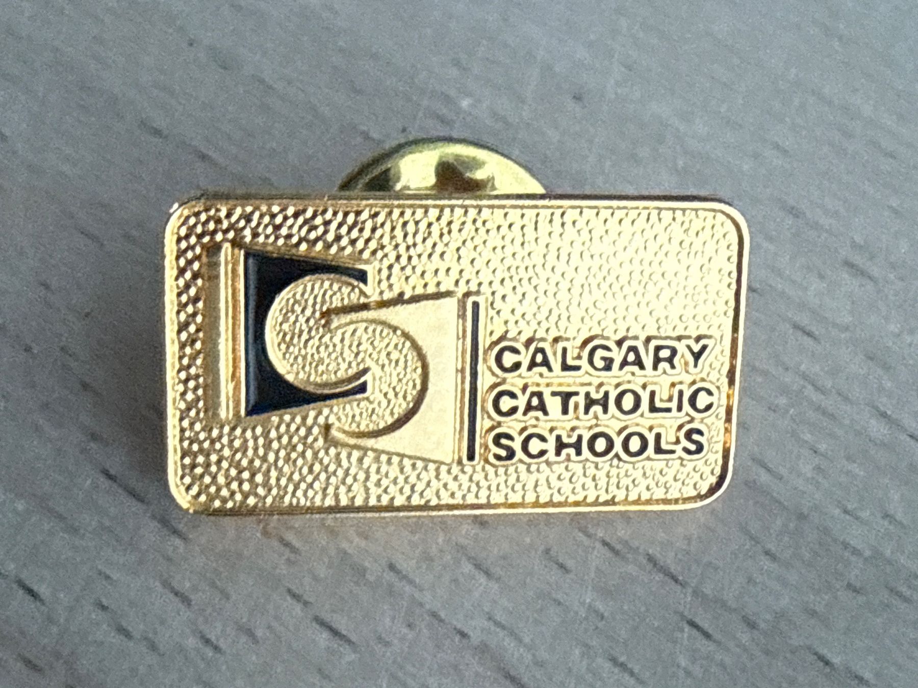Plaketten & Abzeichen: Pin Calgary Catholic Schools – Gebraucht aus Glattbrugg von Schweigmatt