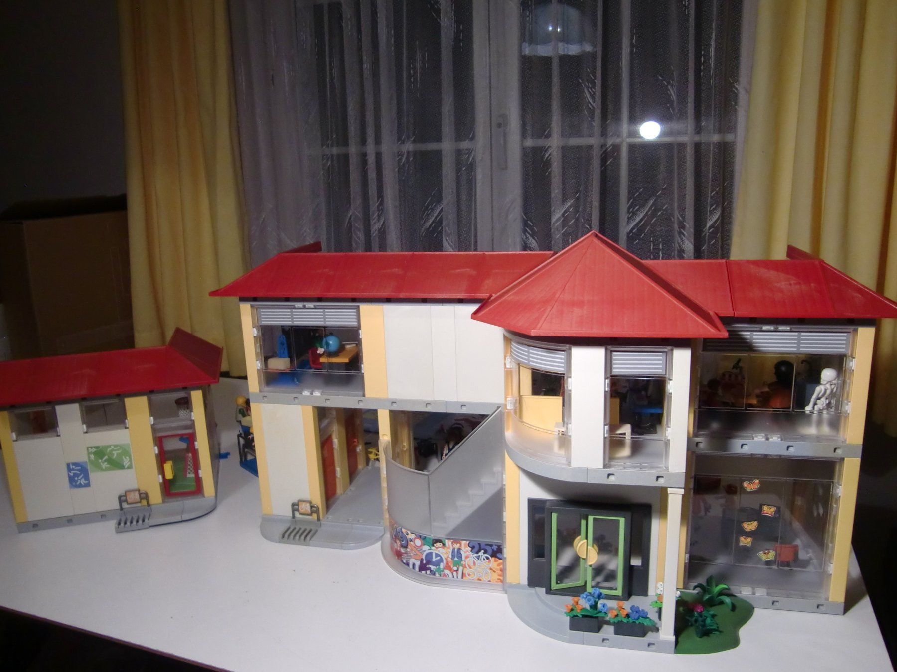 Playmobil Spielzeuge: Playmobil Grosse Schule + Turnhalle - RIESIG – Gebraucht aus Arbon von 200sterne 9