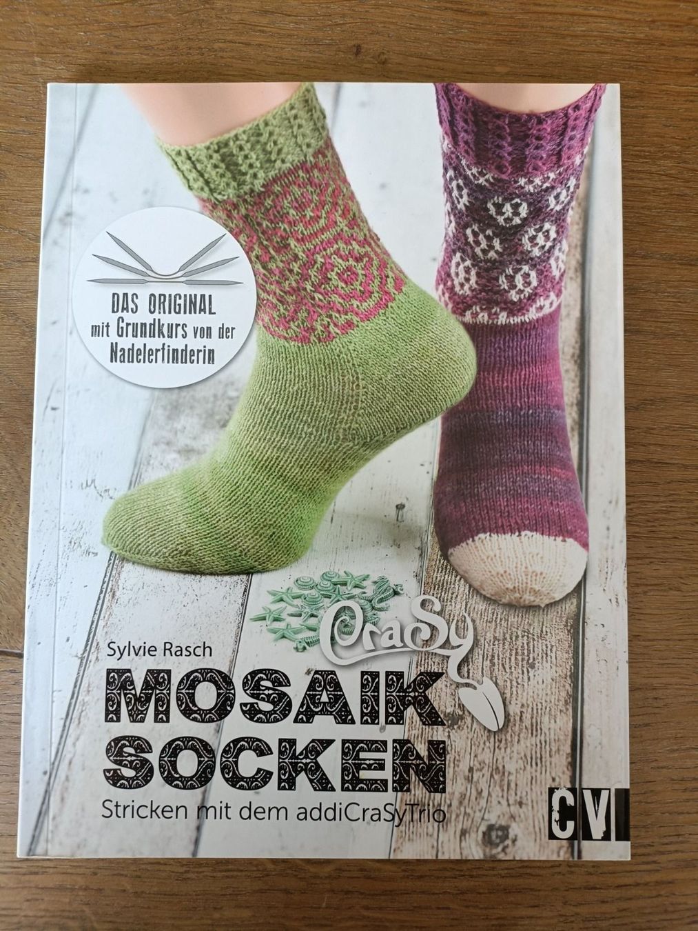 Libri: Aktion: Buch Stricken Mosaik Socken – Nuovo (secondo la descrizione) da Rotkreuz venduto da Basana2