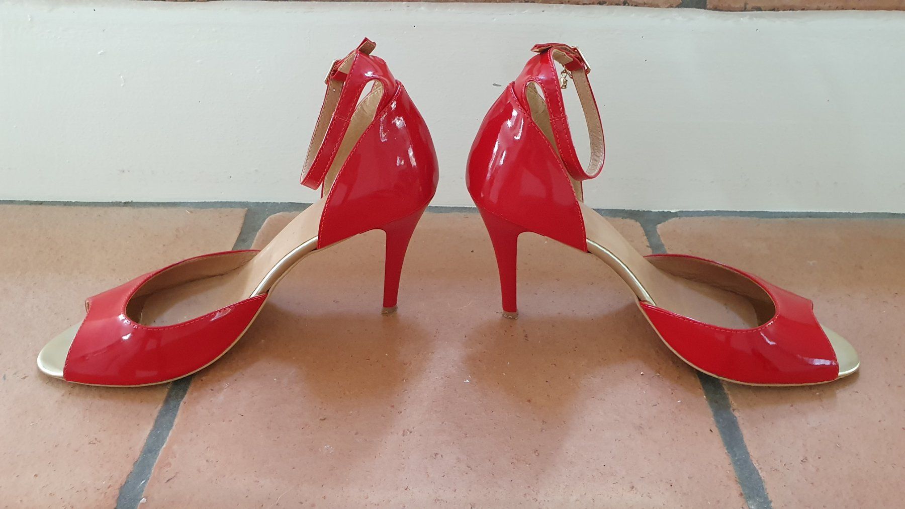 Damenschuhe: Rot-goldene High Heels – Gebraucht aus Jona von Lucie.P 1