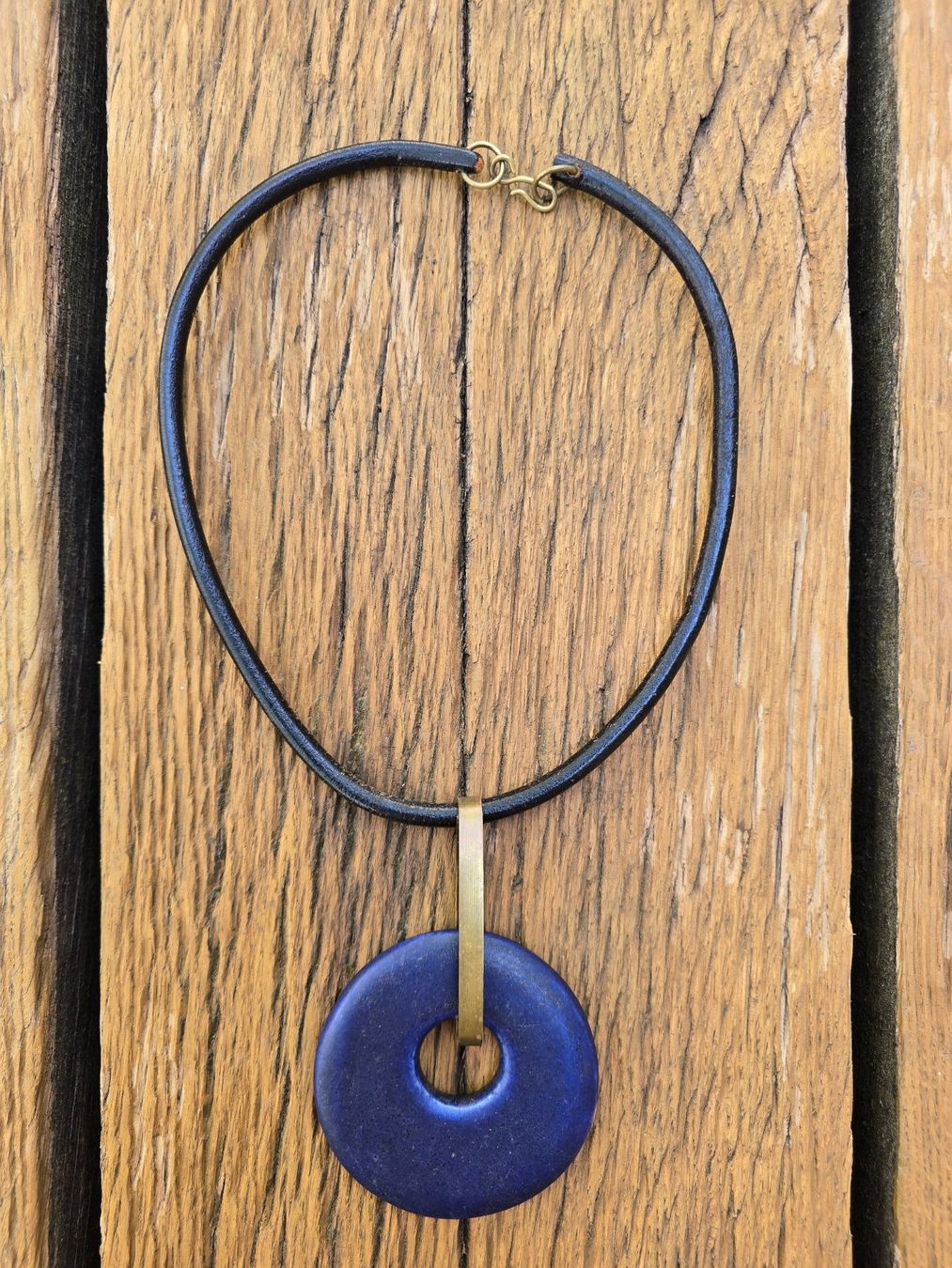 Catenine: Schmuck: Collier Leder mit Keramikanhänger – Usato da Romanshorn venduto da Rachacha