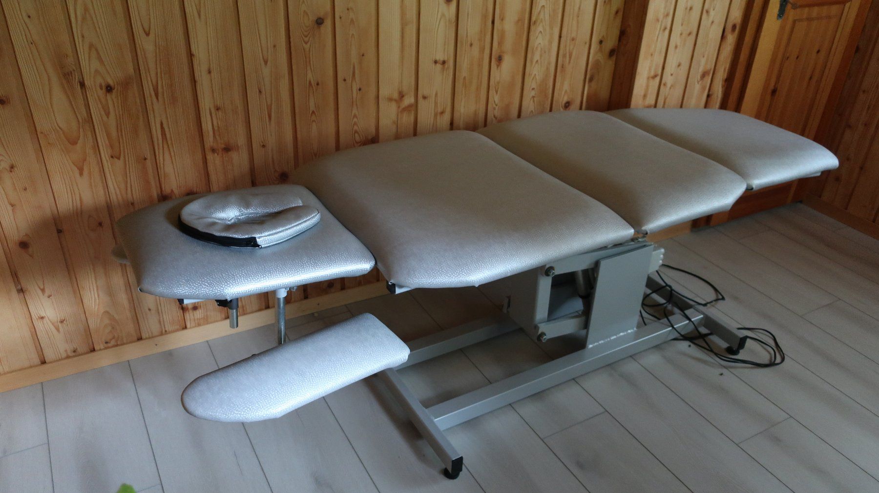 Liegen & Liegestühle: Elektronische Massageliege Gamma – Gebraucht aus Oberägeri von Ott_Roemi