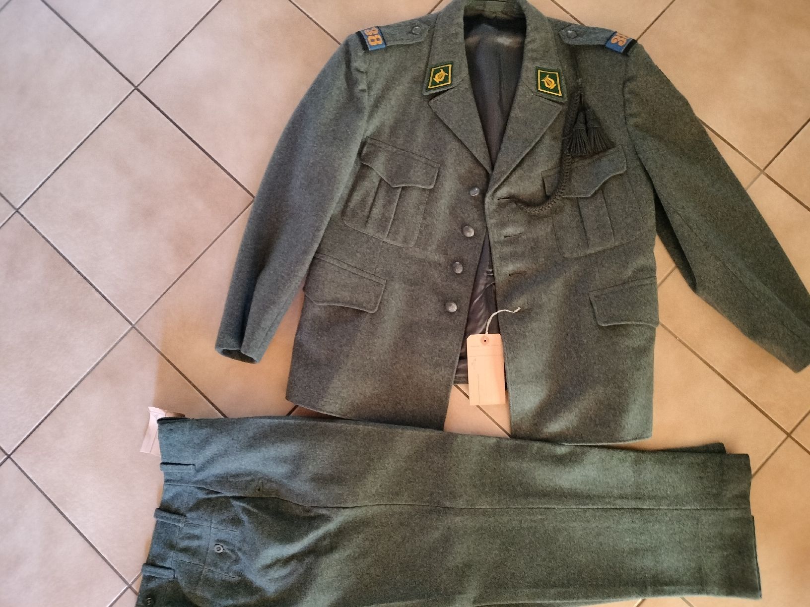 Schweizer Armee Uniformi: Antike Schweizer Armee Militär Uniform – Usato da Schwanden Sigrisw venduto da Wibe81