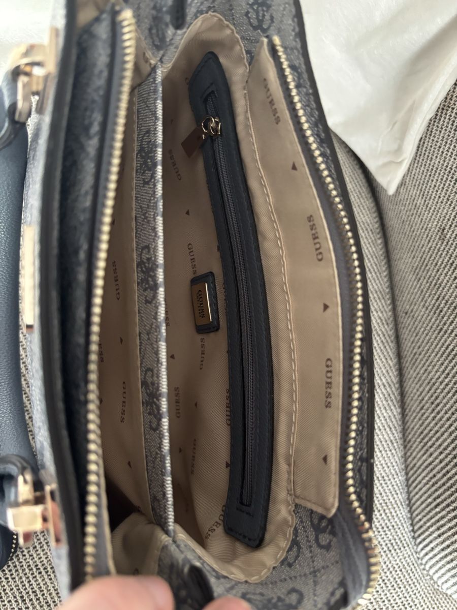 Guess Borse da donna: Guess Blue Patterned cross body handbag and purse – Usato da Zürich venduto da fra_f66n 5