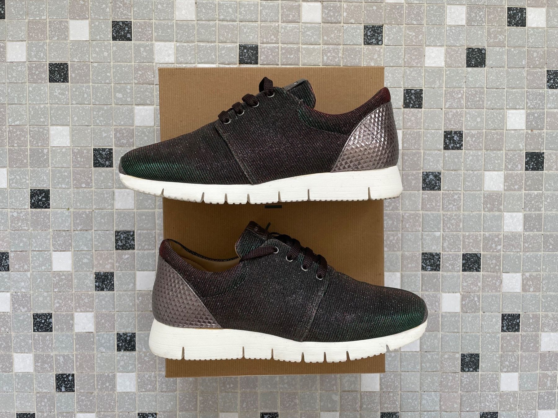 Unisa Scarpe da donna: Sneaker Glam von Unisa mit changierender Farbe – Usato da Flaach venduto da Jkari 1