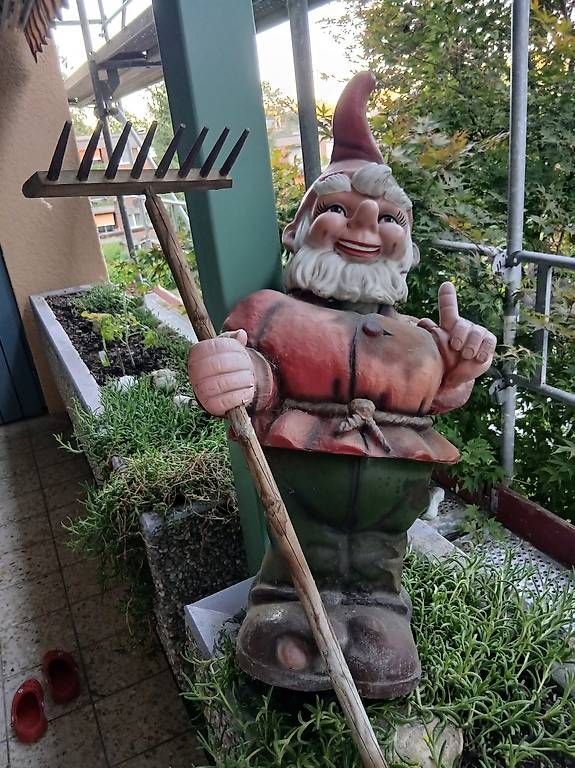 Figurines: XXL-Gartenzwerg mit Harke – D'occasion à Langnau am Albis par Alhambra1976 3