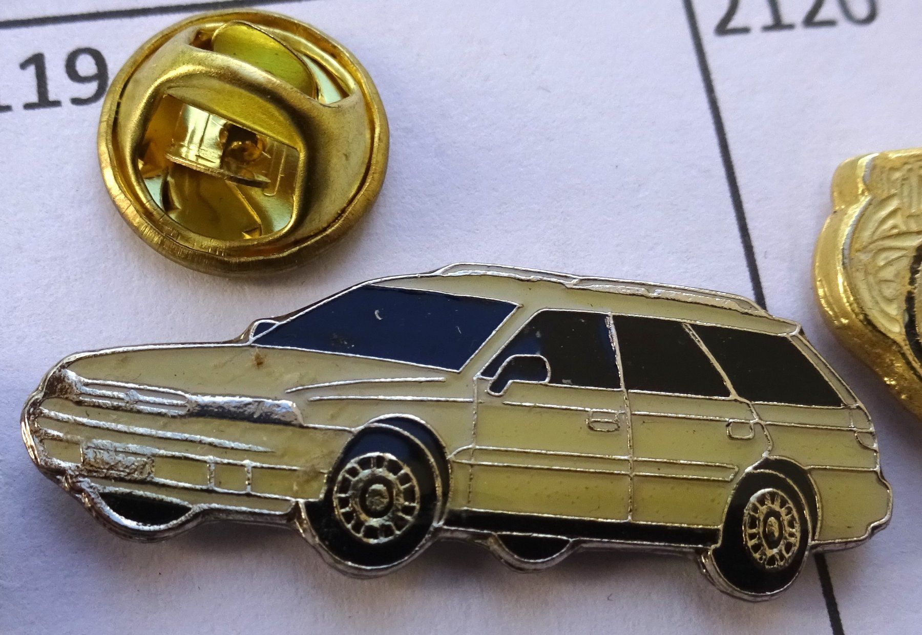 Placchette & Badge: Pin Auto Hellgelb – Usato da Utzenstorf venduto da BUtter81