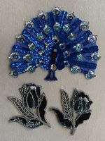 Glitzernde Pfauen- & Blumen-Applikationen