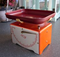 Mid Century Küchenwaage 10 kg LYSSEX Swiss Made, braun/rot