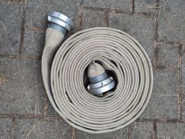Feuerwehrschlauch mit Kupplungen